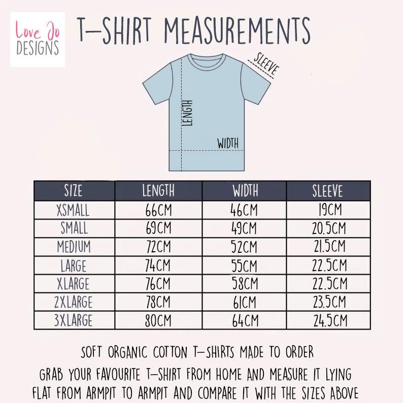 Peut inclure: Tableau de mesures de t-shirts en centim&egrave;tres, avec tailles de XS &agrave; 3XL. Il indique les mesures de longueur, largeur et manches. Le texte pr&eacute;cise que les t-shirts sont en coton biologique doux et faits sur commande.