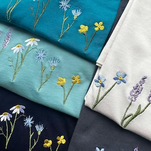 Wildflowers - uniseks T-shirt van biologisch katoen geborduurd