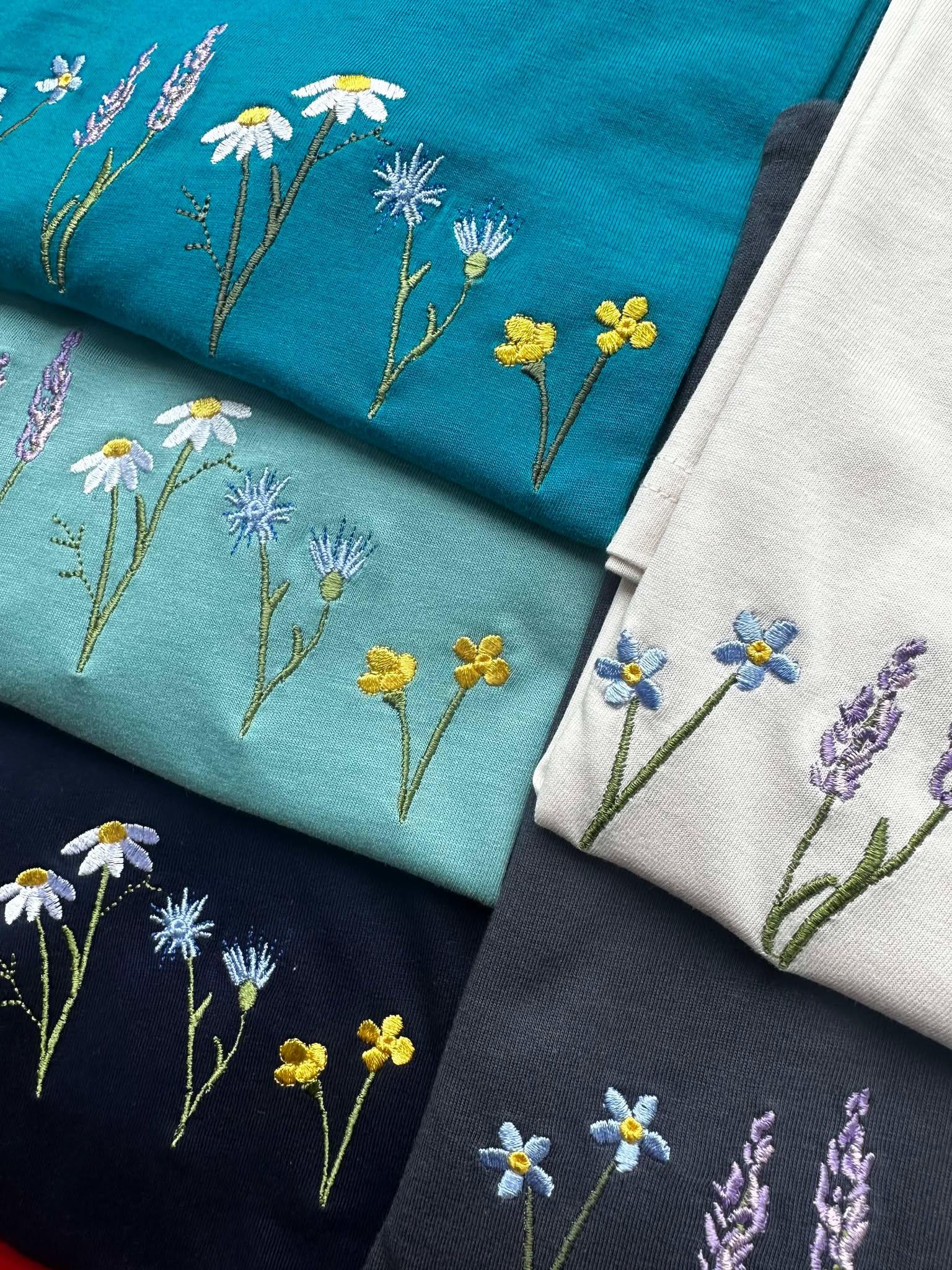 Flores silvestres - Camiseta unisex de algodón orgánico bordada