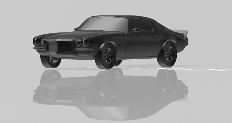 Puede incluir: Un coche cl&aacute;sico de m&uacute;sculo negro con un interior negro. El coche tiene un parachoques cromado y una parrilla cromada. El coche est&aacute; sobre una superficie blanca.