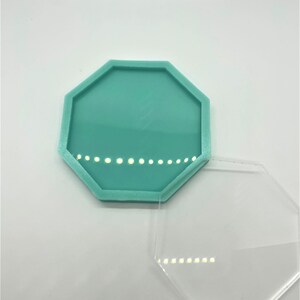 Può includere: Uno stampo in silicone di forma ottagonale color turchese e un pezzo grezzo in acrilico trasparente di forma ottagonale per l'artigianato.