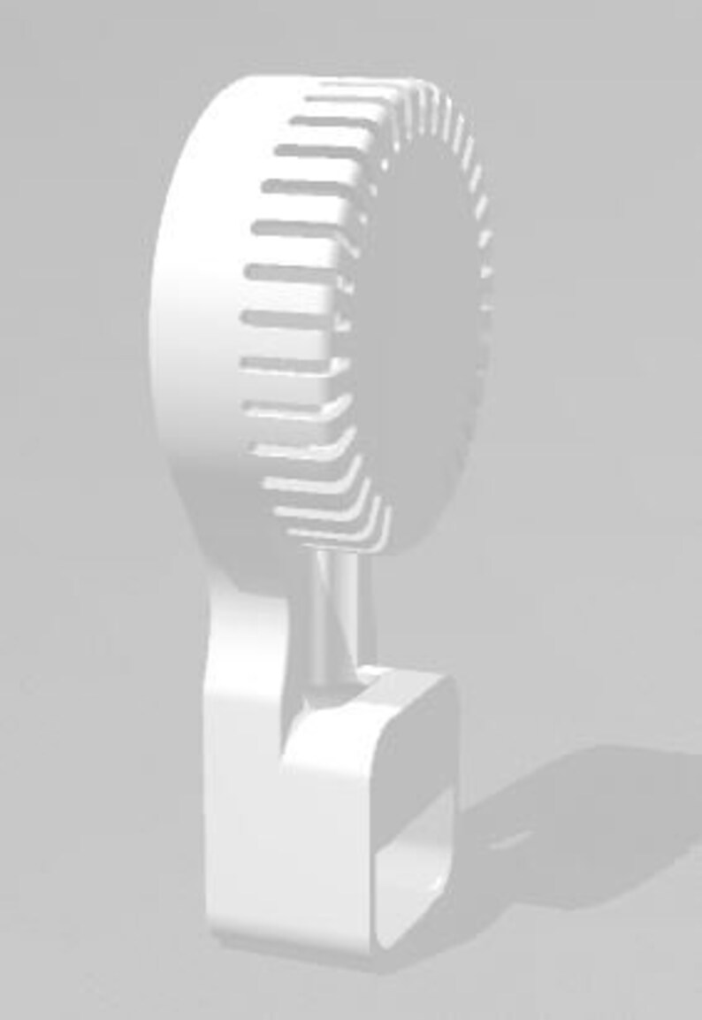 Puede incluir: Un ventilador de mesa blanco con una rejilla circular y una base rectangular.