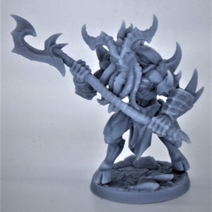 Puede incluir: Una figura en miniatura gris y detallada de una criatura con cuernos, una barba larga y un arma. La figura est&aacute; de pie sobre una base redonda.