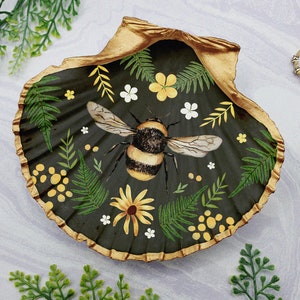 Bee Trinket - Handmade Bumble Bee ring dish - Cottagecore shell - bee home decoration - bee lover gift - Garden lover gift -Personalised bee