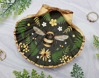 Bee Trinket - Handmade Bumble Bee ring dish - Cottagecore shell - bee home decoration - bee lover gift - Garden lover gift - Mother's Day