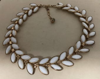 Collier Vintage Trifari - Pendentif Fleur En Verre Blanc Laiteux, Ton Doré Rétro (1935-1950)
