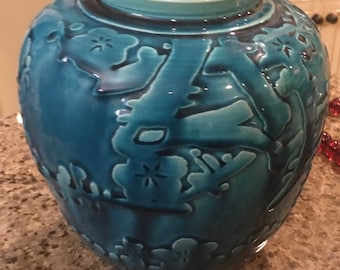 Rare vase antique Awaji sarcelle du Japon - Glaçure sur un relief de branches de fleurs de cerisier - Fabriqué au Japon - Années 1920