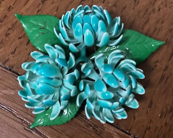Broche chrysanten: vintage geëmailleerde aquablauwe bloemen jaren 60