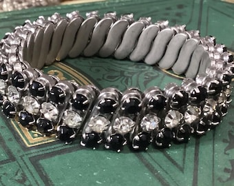 Bracciale espandibile in argento stile Art Déco anni '50 con strass di cristallo neri e trasparenti.