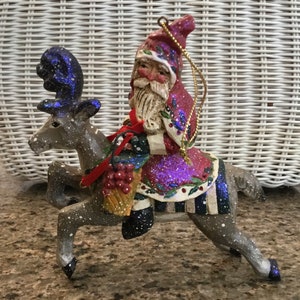 Ornamento vintage di Pam Schifferl Folk Art Babbo Natale su renna - anni &#39;80