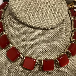 Coro Lucite Rubinrött Moonglow Choker Halsband från 1950-talet