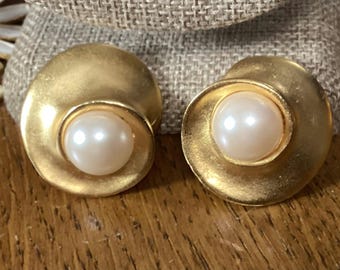 Örhängen i borstad guldfärgad couture-stil med konstpärlor från 1980-talet