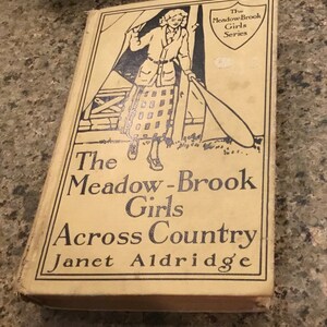 Antique Book - The Meadow-Brook Girls - Across Country by Janet Aldridge - Saalfield Publishing New York USA - 1913