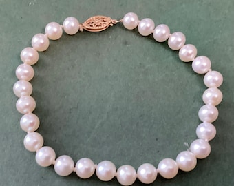 Bransoletka z pereł Akoya w stylu vintage: Perły w kolorze różu o średnicy 7 1/2” – 5 mm – zapięcie ze złota 14k