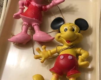 Juguetes colgantes de goma vintage de Disney Mickey y Minnie Mouse - Juego de 2 - Años 60