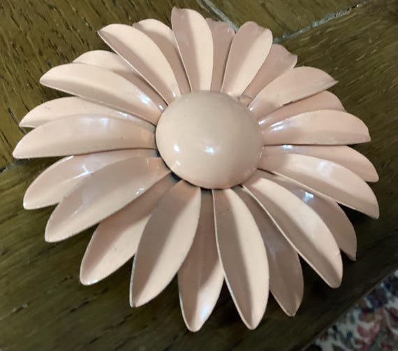 1960’s Flower Power Metal Daisy Brooch - Peach