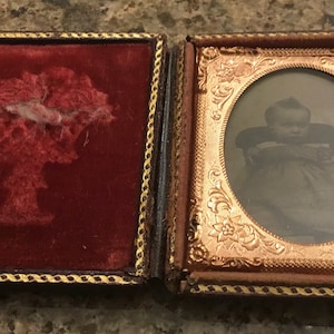 Ambrotype antique d'un bébé - Neuvième plaque - Photographie victorienne en cas plein - 1860