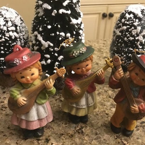 Vintage Porzellan Christbaumschmuck handbemalt - Kinder Musikchor - 3er Set - Made in Hong Kong - 1970er Jahre