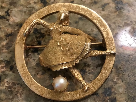 Vintage gold toned ballerina - Gem