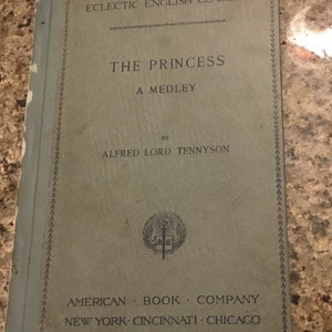 Libro antico - Classici inglesi eclettici - "The Princess - A Medley" di Alfred Lord Tennyson 1896 - American Book Company