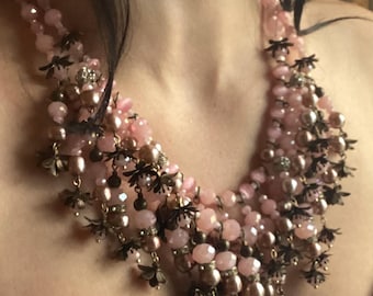 Collar Miriam Haskell de los años 40 - Cuentas de cristal veneciano facetadas rosas y perlas de imitación - Doble hebra - Pieza vintage de diseñador estadounidense