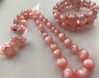 Conjunto de collar, pendientes y pulsera de lucita rosa brillante de los años 50