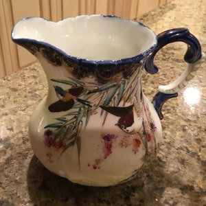 Jarro de leite japonês antigo - porcelana pintada à mão azul e dourada com pássaros selvagens e flores