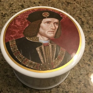 Vintage A G Hackney & Co - English Staffordshire Porcelain Trinket Box - Richard III 1452-1485 - Made in England