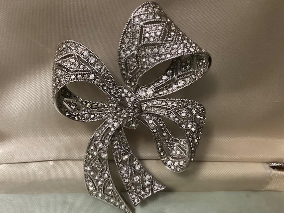 Kenneth Jay Lane - Pave Rhinestone Ribbon Bow Bro… - image 1