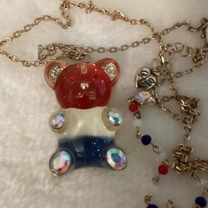 Collier ours en peluche Betsey Johnson - Rouge lucite, blanc et bleu