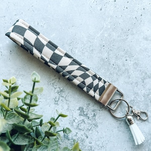 Pulsera de llavero de tablero de ajedrez ondulado en blanco y negro / Llavero de tela / Regalo para ella / Cordón / Llavero de coche / Pulsera de llavero / Llavero de dormitorio