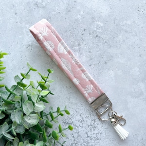 Llavero de pulsera con concha rosa / Llavero de tela / Regalo para ella / Llavero de pulsera / Cordón / Llavero de coche / Accesorio de coche / Llavero de playa