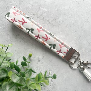 Llavero de tela con lazos navideños, llavero de pulsera, regalo para ella, cordón, llavero de pulsera, regalo navideño, llavero para dormitorio