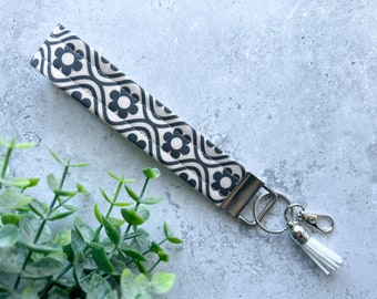 Zwart-wit geometrische bloemen sleutelhanger schoudertasje / stoffen sleutelhanger / Cadeau voor haar / Lanyard / Autosleutelhanger / Sleutelhanger schoudertasje / Sleutelhanger slaapzaal