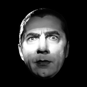 K&ouml;nnte beinhalten: Schwarz-Wei&szlig;-Portr&auml;t eines Mannes mit gerunzelter Stirn und weit aufgerissenen Augen, vor schwarzem Hintergrund. Das Bild zeigt eine Nahaufnahme des Gesichts, die seinen intensiven Ausdruck und seine Gesichtsz&uuml;ge hervorhebt.
