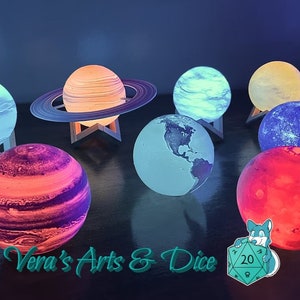 Planetlampor - Solen Merkurius Venus Jorden Månen Mars Jupiter Saturnus Uranus Neptunus Pluto - Verkliga satellitdata från NASA | Stämningsbelysning