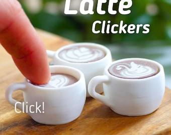 Juguete antiestrés Latte Clicker de Vera's Arts & Dice: un juguete con temática de café para aliviar el estrés, ideal para los amantes del café.
