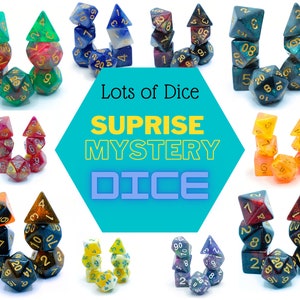 Könnte beinhalten: Eine Sammlung von 12 Sätzen bunter Würfel, wobei jeder Satz in U-Form gestapelt ist. Die Würfel bestehen aus klarem Kunststoff mit Farbschwüngen und goldenem Glitzer. Der Text "Lots of Dice Surprise Mystery Dice" ist in der Mitte des Bildes geschrieben.