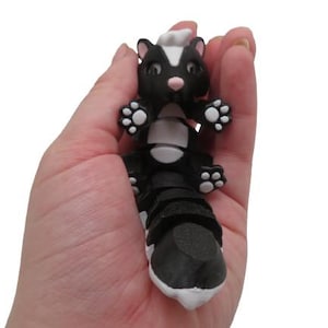 Figurina di puzzola stampata in 3D di Vera&#39;s Arts & Dice – Decorazione di animali del bosco carini, regalo unico fatto a mano, regalo per gli amanti delle puzzole, animale in miniatura