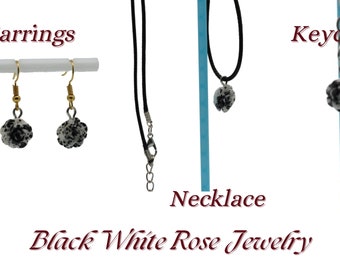 Conjunto de joyas con rosas monocromáticas de Vera's Arts & Dice: accesorios elegantes inspirados en la belleza clásica
