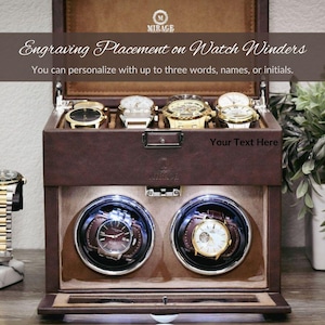 K&ouml;nnte beinhalten: Ein brauner Leder-Uhrenbeweger mit zwei drehenden F&auml;chern zum Aufbewahren und Aufziehen von Uhren. Der Beweger hat eine transparente Glasplatte und einen Metallverschluss. Die Oberseite des Bewegers hat eine kleine Metallplatte mit dem eingravierten Wort "MIRAGE". Der Beweger ist ge&ouml;ffnet und die F&auml;cher sind sichtbar. Der Text "Engraving Placement on Watch Winders" ist &uuml;ber dem Beweger angezeigt. Der Text "You can personalize with up to three words, names, or initials." ist unter dem Beweger angezeigt. Der Text "Your Text Here" ist auf der Vorderseite des Bewegers angezeigt.