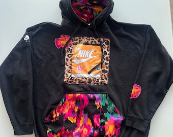Bluza z kapturem Upcycled unisex - XL Czarna z naszywkami wykonanymi z materiałów pochodzących z recyklingu