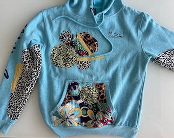 Bluza z kapturem Upcycled unisex - Średnio jasnoniebieski z naszywkami wykonanymi z materiałów pochodzących z recyklingu, ręcznie robiona