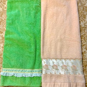 2 vintage 80s cotton bath towels with lace decoration- pale peach and spring green