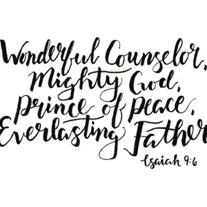 Puede incluir: Caligrafía en blanco y negro de un versículo bíblico: "Consejero admirable, Dios poderoso, Príncipe de paz, Padre eterno." El versículo es de Isaías 9:6.