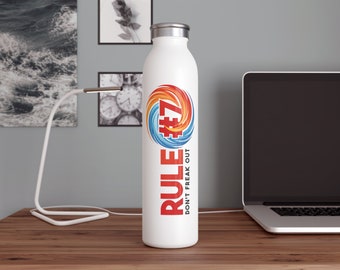 Regel # 7 Größere Schrift Blau und Orange Rundes Logo 2024 Tumbler