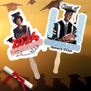 Peut inclure: Deux d&eacute;coupes de ventilateur de f&ecirc;te de fin d'&eacute;tudes avec des photos de dipl&ocirc;m&eacute;s. La d&eacute;coupe de gauche est rouge et blanche avec le texte "Class of 2024 CONGRATS Deanna Michelle". La d&eacute;coupe de droite est bleue et blanche avec le texte "Class of 2024 CONGRATS Howard Kilton".