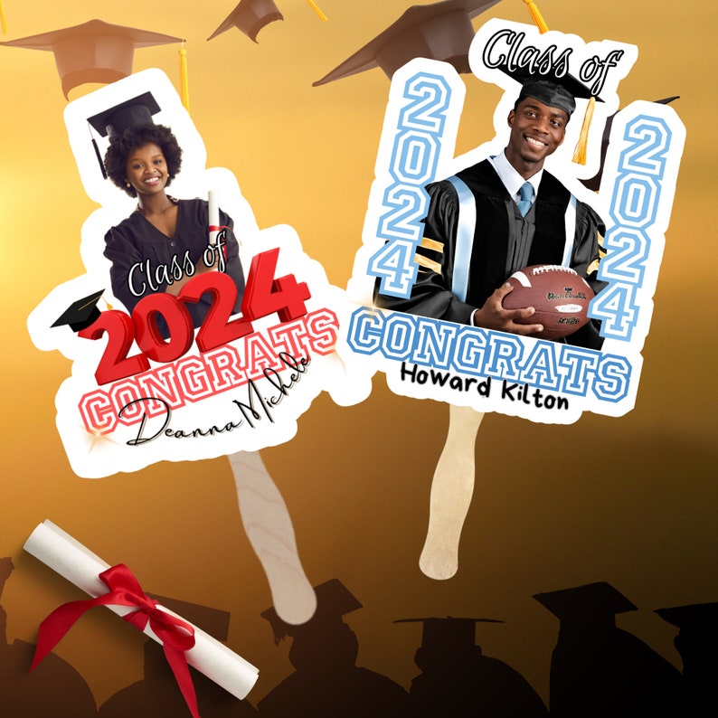 Peut inclure: Deux d&eacute;coupes de ventilateur de f&ecirc;te de fin d'&eacute;tudes avec des photos de dipl&ocirc;m&eacute;s. La d&eacute;coupe de gauche est rouge et blanche avec le texte "Class of 2024 CONGRATS Deanna Michelle". La d&eacute;coupe de droite est bleue et blanche avec le texte "Class of 2024 CONGRATS Howard Kilton".