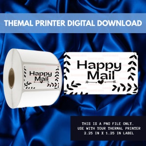 Op de afbeelding: Witte rol thermische printerlabels met een "Happy Mail"-ontwerp. De labels hebben zwarte tekst en decoratieve bladaccenten. De labelgrootte is 5,7 cm bij 3,2 cm.