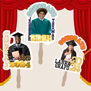 Peut inclure: Trois d&eacute;corations de f&ecirc;te de fin d'&eacute;tudes avec des photos de dipl&ocirc;m&eacute;s. Chaque d&eacute;coration comporte un 2024 dor&eacute;, un bonnet de dipl&ocirc;m&eacute; noir et le mot &laquo;&nbsp;F&eacute;licitations&nbsp;&raquo; dans une police color&eacute;e. La premi&egrave;re d&eacute;coration indique &laquo;&nbsp;Joseph Thomas&nbsp;&raquo;, la deuxi&egrave;me &laquo;&nbsp;Classe de 2024&nbsp;&raquo; et la troisi&egrave;me &laquo;&nbsp;Laura Grafo&nbsp;&raquo;.